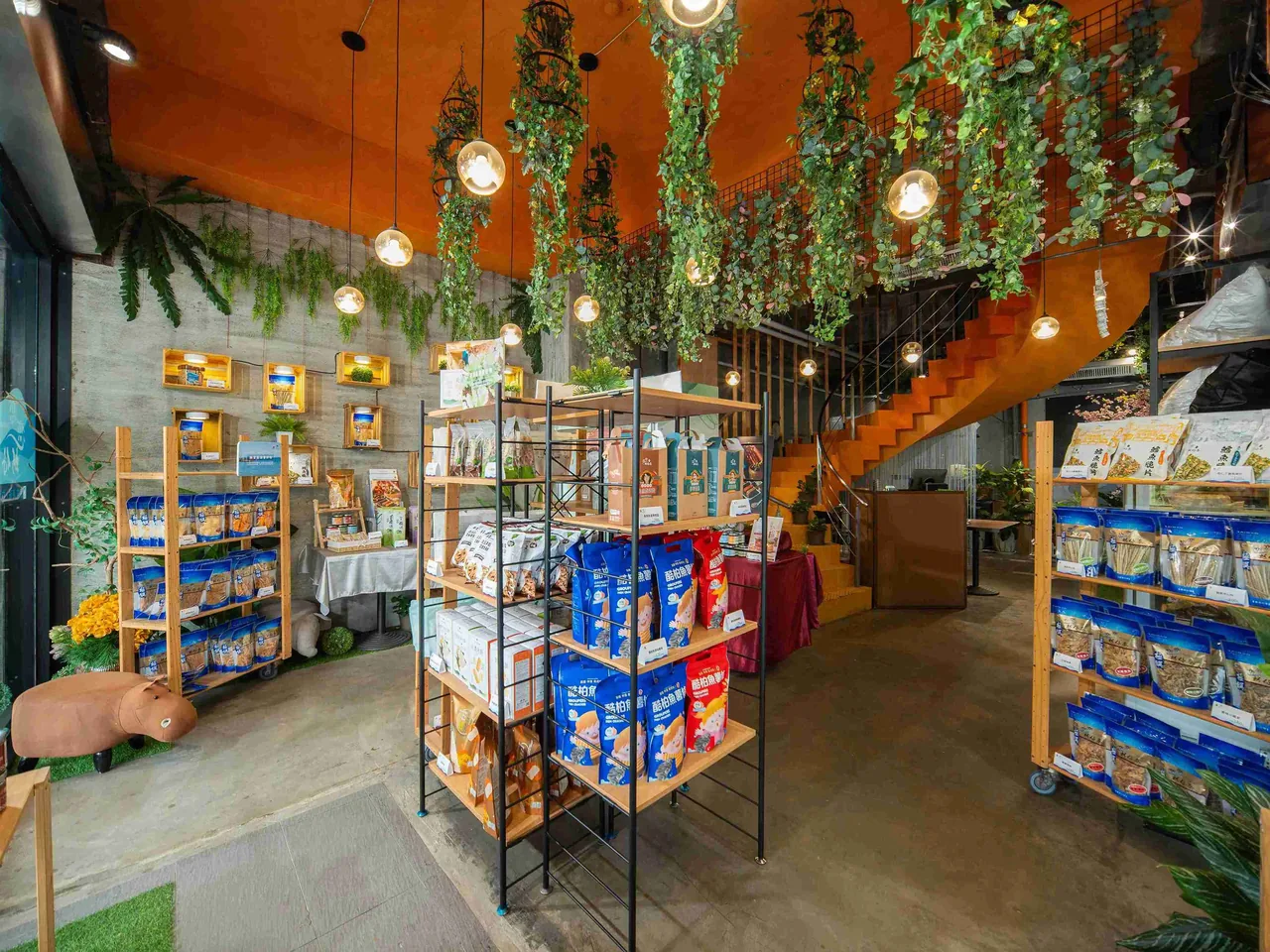 TOGO 伴手禮店內部,陳列高雄在地特產